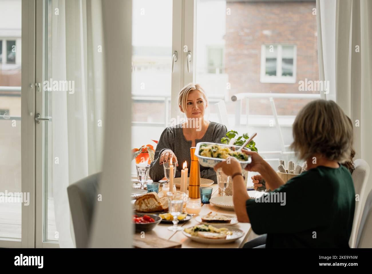 Familie beim Abendessen zu Hause Stockfoto