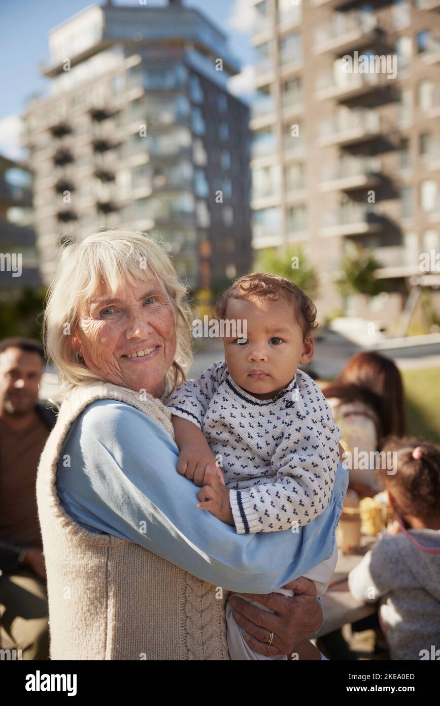 Lächelnden Großmutter halten baby Stockfoto