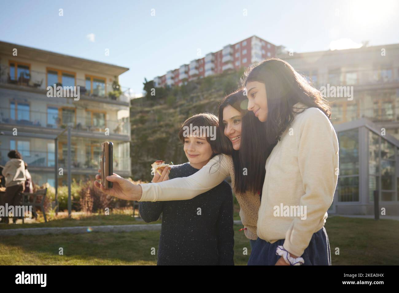 Mutter mit Kindern, die Selfie machen Stockfoto