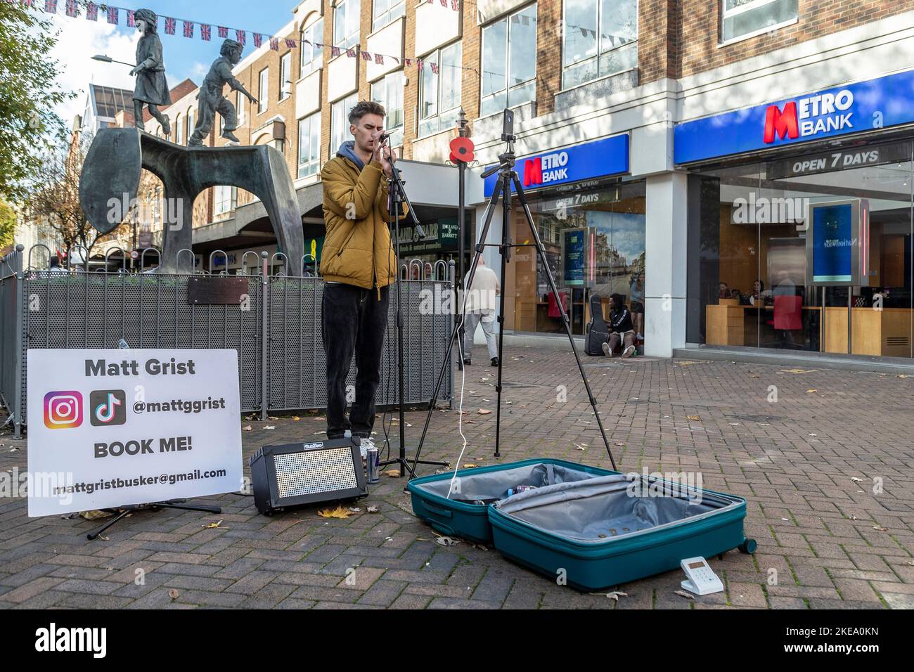 Busker near the Cobblers Last, Studie in der Abington Street von Graham Ibbeson, einem britischen Künstler und Bildhauer, Abington Street, Northampton, England, Großbritannien. Stockfoto