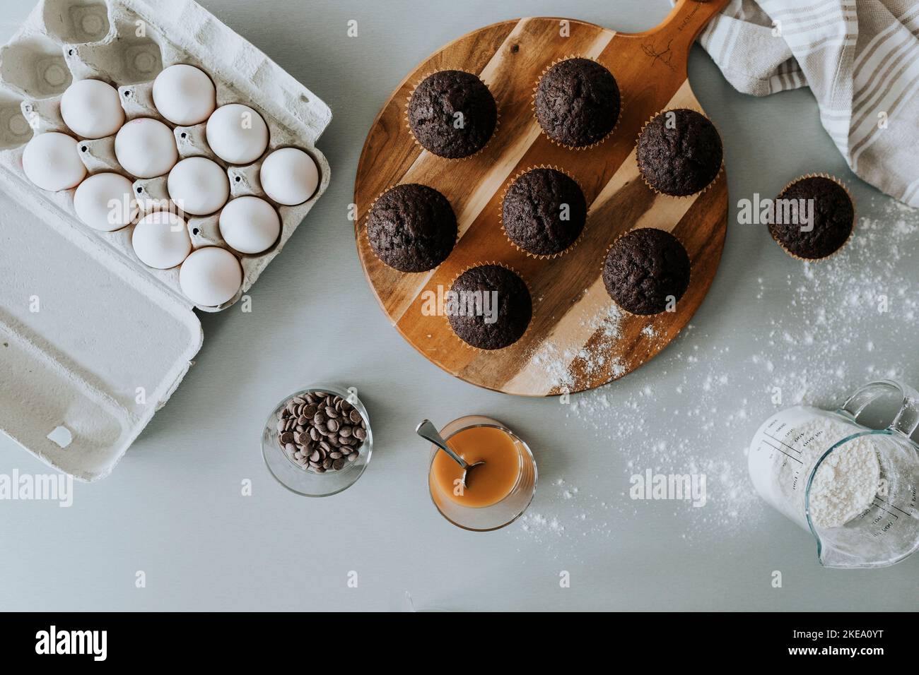 Cupcakes auf Holzbrett Stockfoto