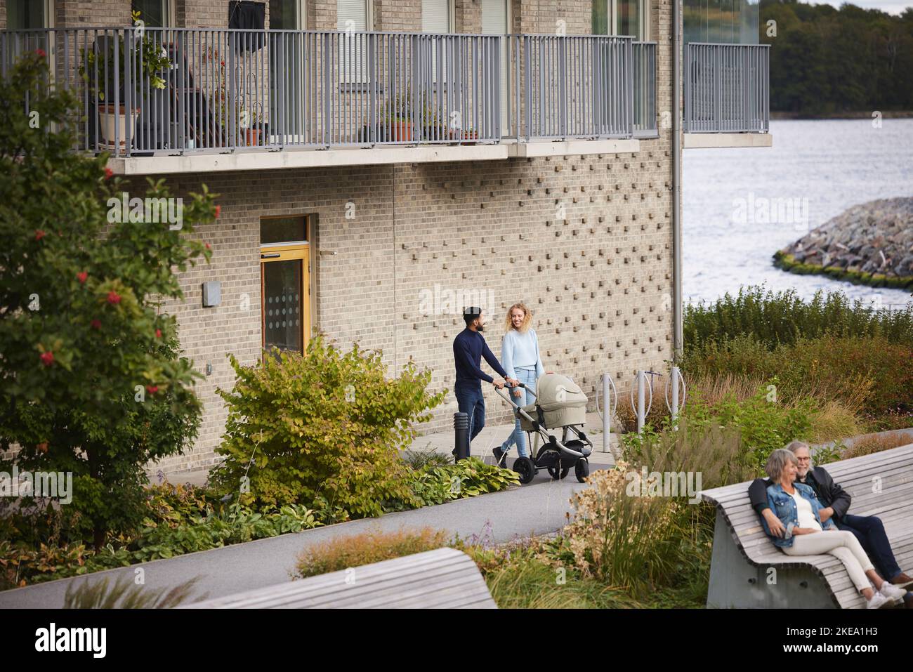 Menschen vor einem Wohnblock Stockfoto