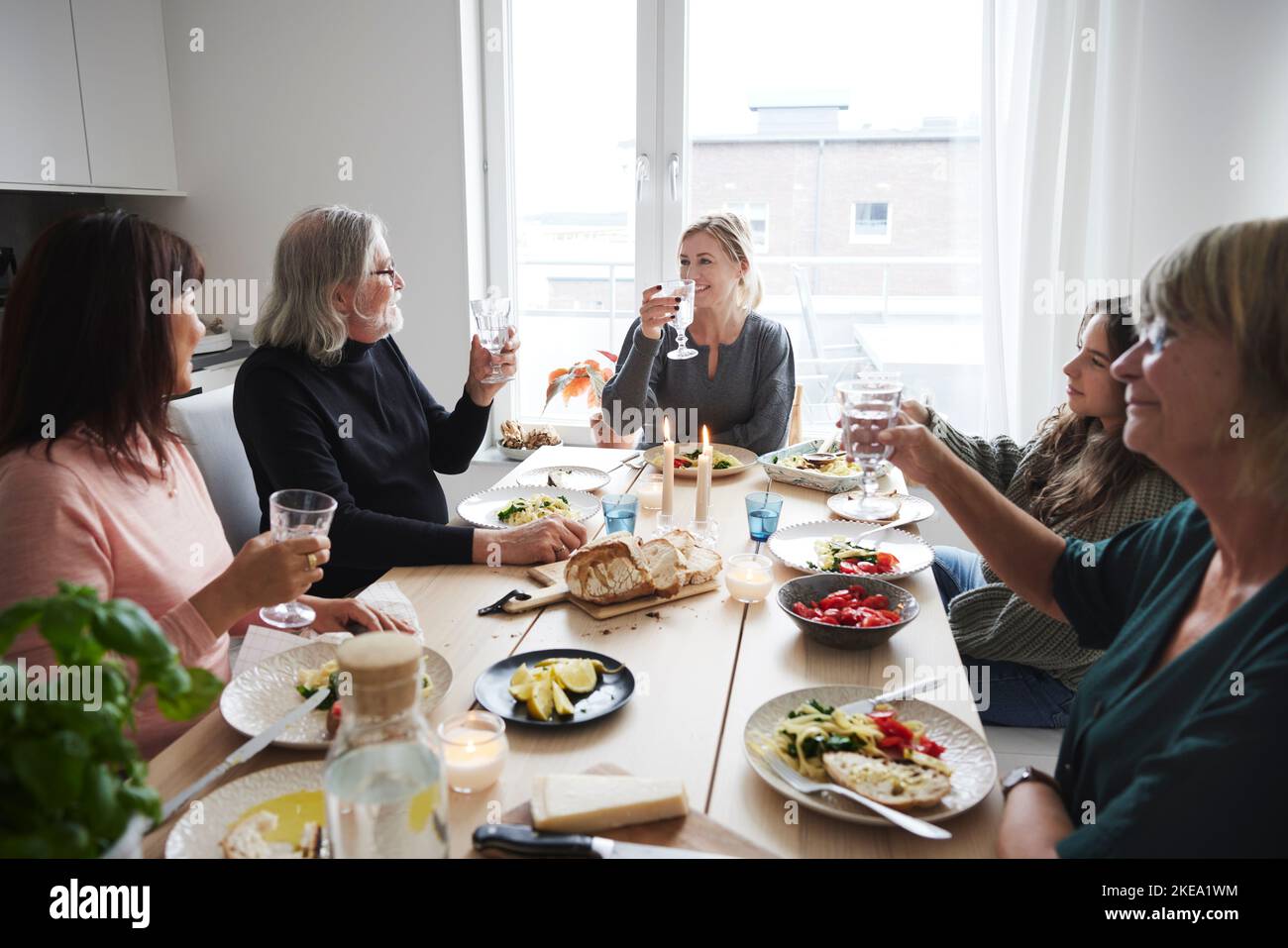 Familie, die beim Abendessen etwas getrunken hat Stockfoto