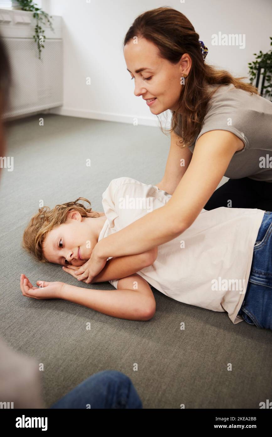 Der Lehrer gibt erste-Hilfe-Training Stockfoto