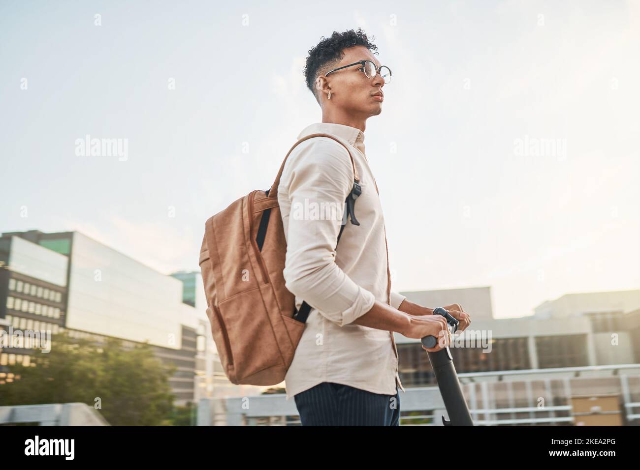 Reisen, Elektroroller und Mann in einer Stadt, entspannen und Reiten zum Campus, CO2-neutral und umweltfreundlich mit Mockup. Student. Roller und schwarz Stockfoto