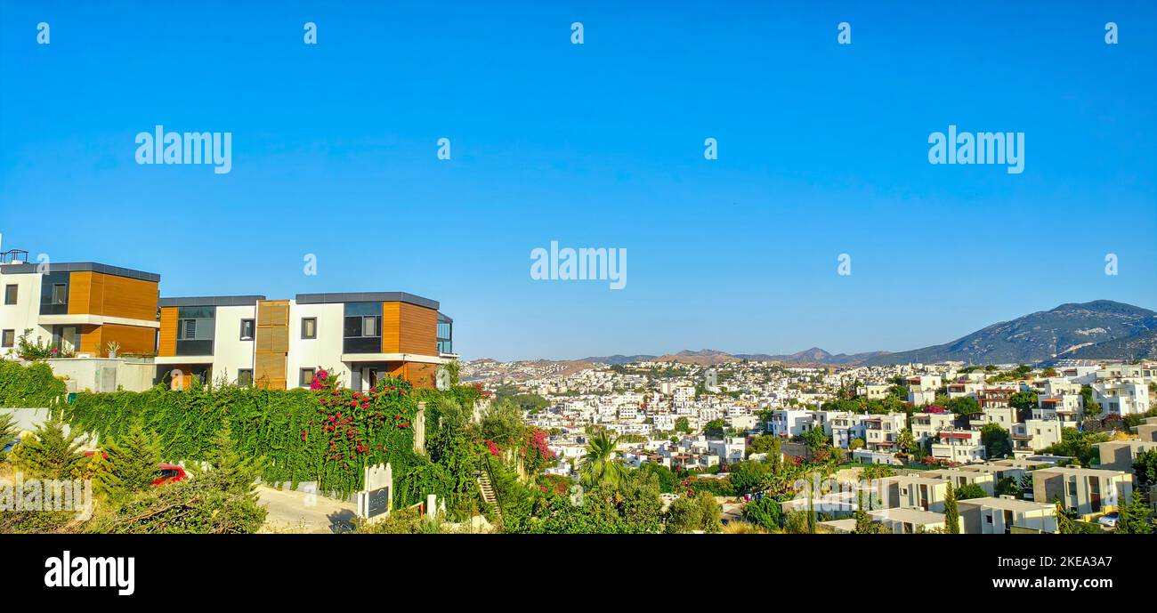 Ein winziges Haus auf einem grünen Hügel im Hintergrund der Stadt, Urlaub oder einfach nur eine friedliche Entspannung. Moderne Architektur im skandinavischen Stil Stockfoto