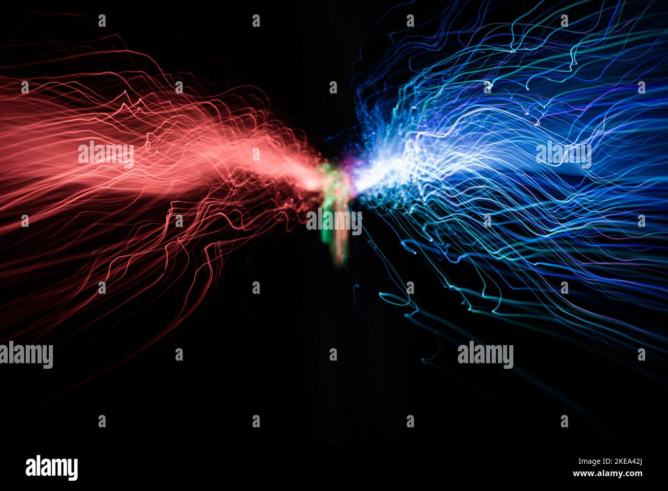 Synergetische Interaktion von Big Data mit dem abstrakten Hintergrund von Cloud Computing. Lichtwelle der Energie mit elegant leuchtenden Linien. Stockfoto