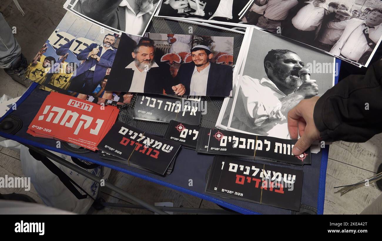 JERUSALEM, ISRAEL - 10. NOVEMBER: Rechtsextreme Aktivisten nehmen Aufkleber mit den Aufklebern mit den Aufklebern 'Wir wollen Rache', 'Linke sind Verräter' und 'Tod für Terroristen' während einer Zeremonie zu Ehren des verstorbenen jüdischen Extremisten-Führers Rabbi Meir Kahane, Gründer der Kach-Partei, am 10. November 2022 in Jerusalem, Israel. Meir Kahanes Partei Kach wurde aufgrund der extremistischen Ansichten, die die Partei gegen die Araber propagierte, von einer Legislaturperiode für das israelische parlament ausgeschlossen. Die Vereinigten Staaten haben auch die Kach-Bewegung verboten und sie als terroristische Organisation eingestuft. Kredit: Eddie Gerald/Alamy Live Nachrichten Stockfoto