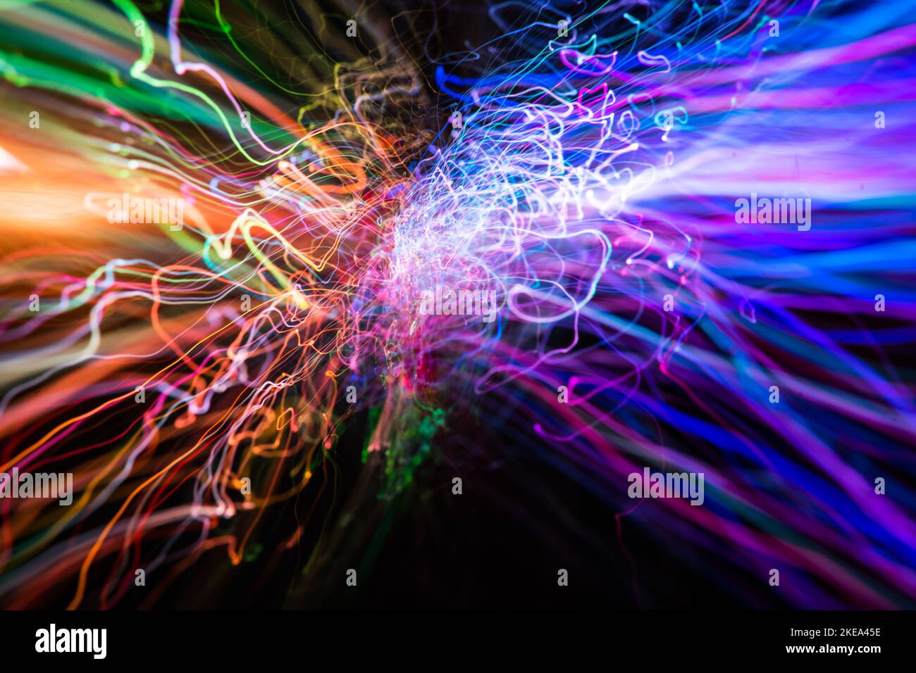 Abstraktes Big Data Cloud Computing im Hintergrund Lichtwelle der Energie mit eleganten leuchtenden Linien. Stockfoto