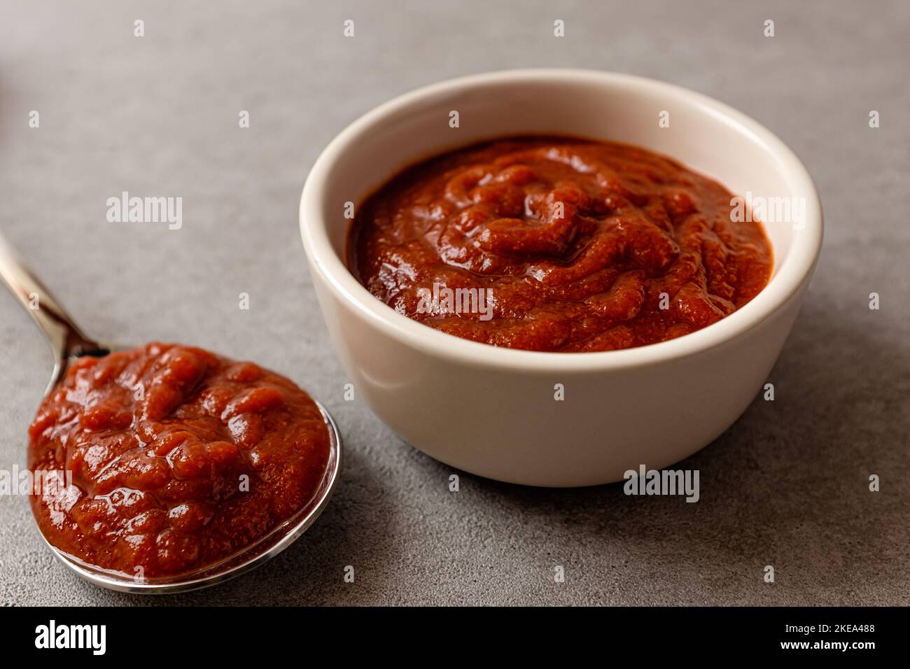Sriracha mit süß-saurer Sauce Stockfoto