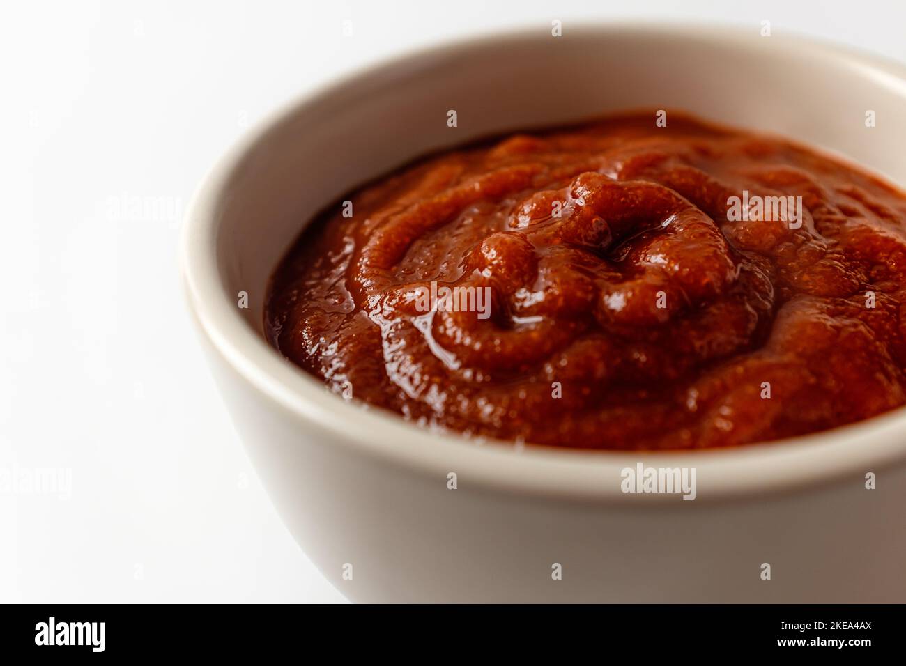 Sriracha-Sauce auf weißem Hintergrund Stockfoto