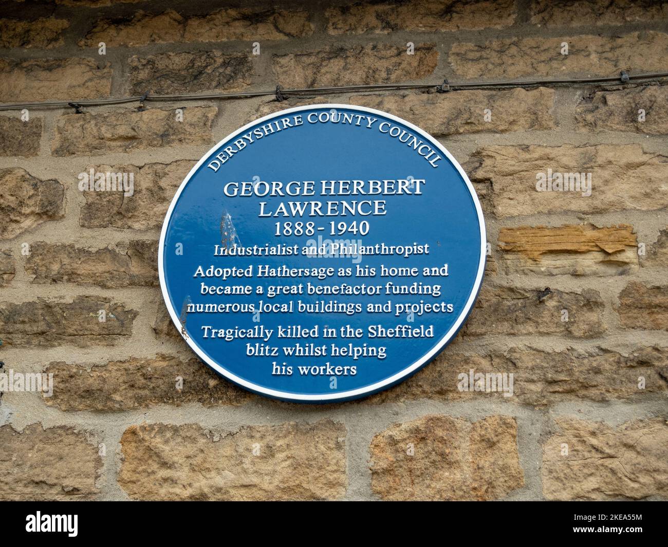Blaue Plakette an George Herbert Lawrence 1888-1940, Industrialist und Philanthropin, Hathersage, Derbyshire, Großbritannien Stockfoto