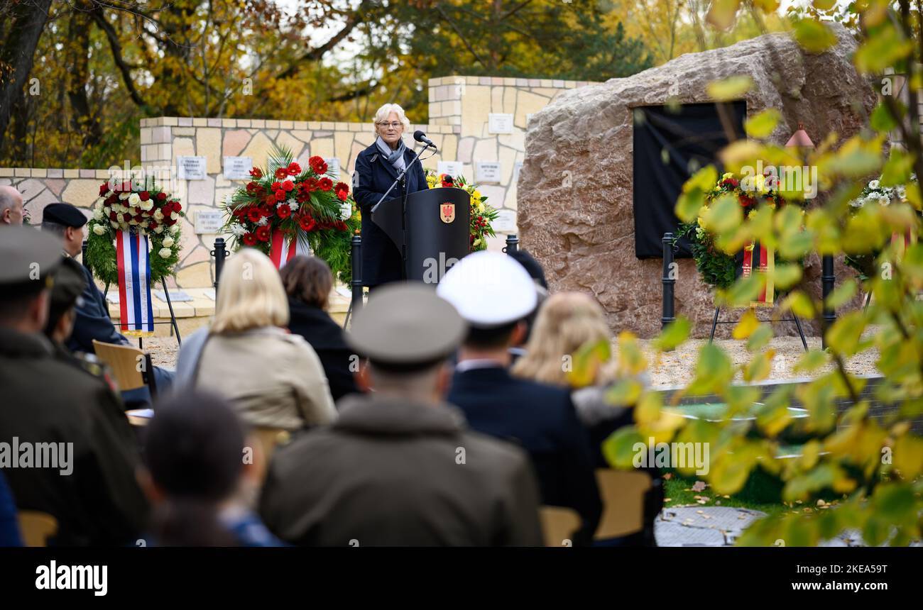 11. November 2022, Brandenburg, Schwielowsee/OT Geltow: Bundesverteidigungsministerin Christine Lambrecht (SPD) spricht bei der Eröffnung des wiederaufgebauten Gedenkhains aus dem Lager Marmal in Mazar-i Sharif im "Wald der Erinnerung" beim Einsatzkommando der Bundeswehr. Das Herzstück der Gedenkstätte ist ein 27 Tonnen schwerer Felsbrocken. Der Ehrenhain des Lagers Marmal in Afghanistan auf dem Gelände der Henning-von-Tresckow-Kaserne erinnert an die 59 deutschen Soldaten und die Angehörigen von elf Nationen, die im Zusammenhang mit der Afghanistan-Mission ihr Leben verloren haben. Der Gedenkhain wurde 20 gegründet Stockfoto