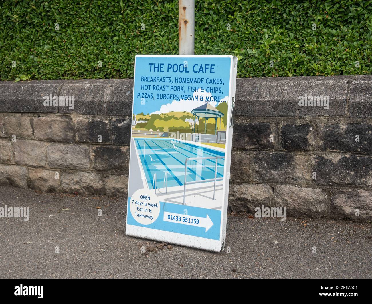 Schilder- und Informationstafel für das Pool Cafe, mit Sitz in Hathersage Swimming Pool, einer Außenanlage, Hathersage, Derbyshire, Großbritannien Stockfoto