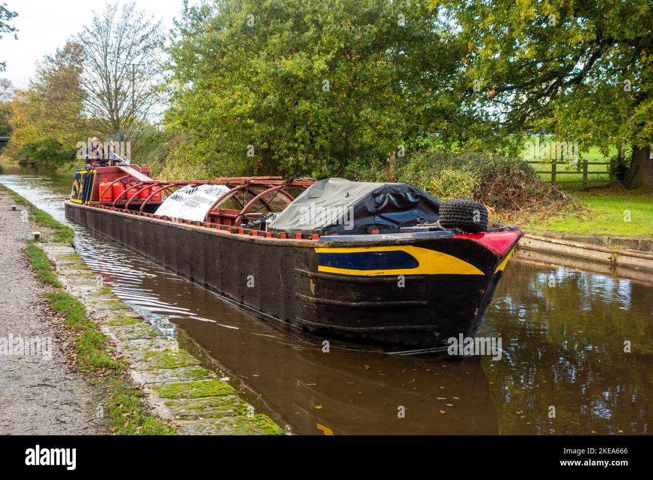 Arbeitskanal-Schmalboot auf dem Llangollen-Zweig des Shropshire-Gewerkschaftskanals, das durch den Hurleston-Flug der Schleusen Chesthire führt Stockfoto