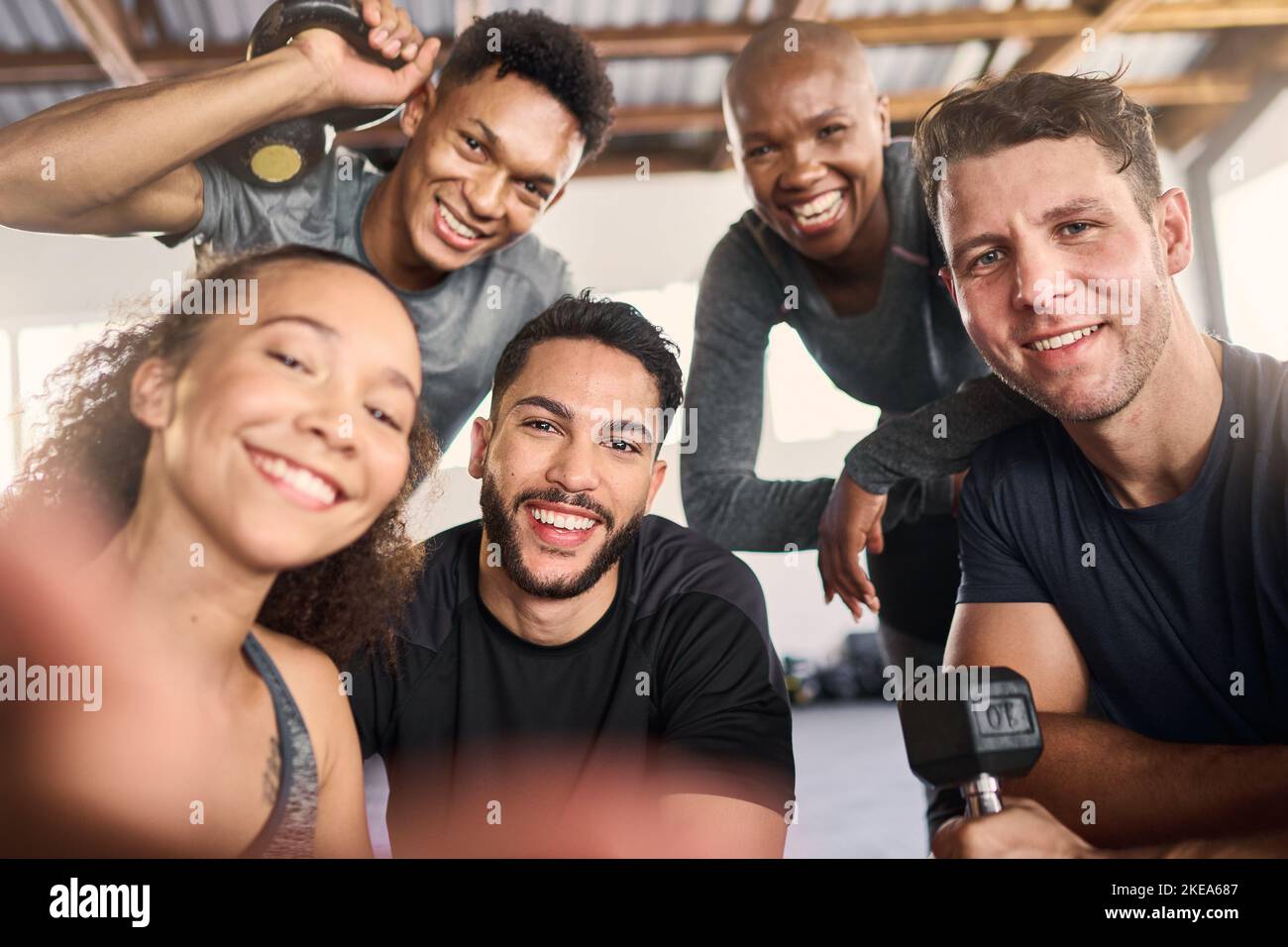 Männer, Frauen oder Diversity Gym Selfie von Social-Media-Influencern, Fitness-Blog oder Übung pov. Portrait, Lächeln oder glückliche Workout-Freunde, Gewichtheben Stockfoto