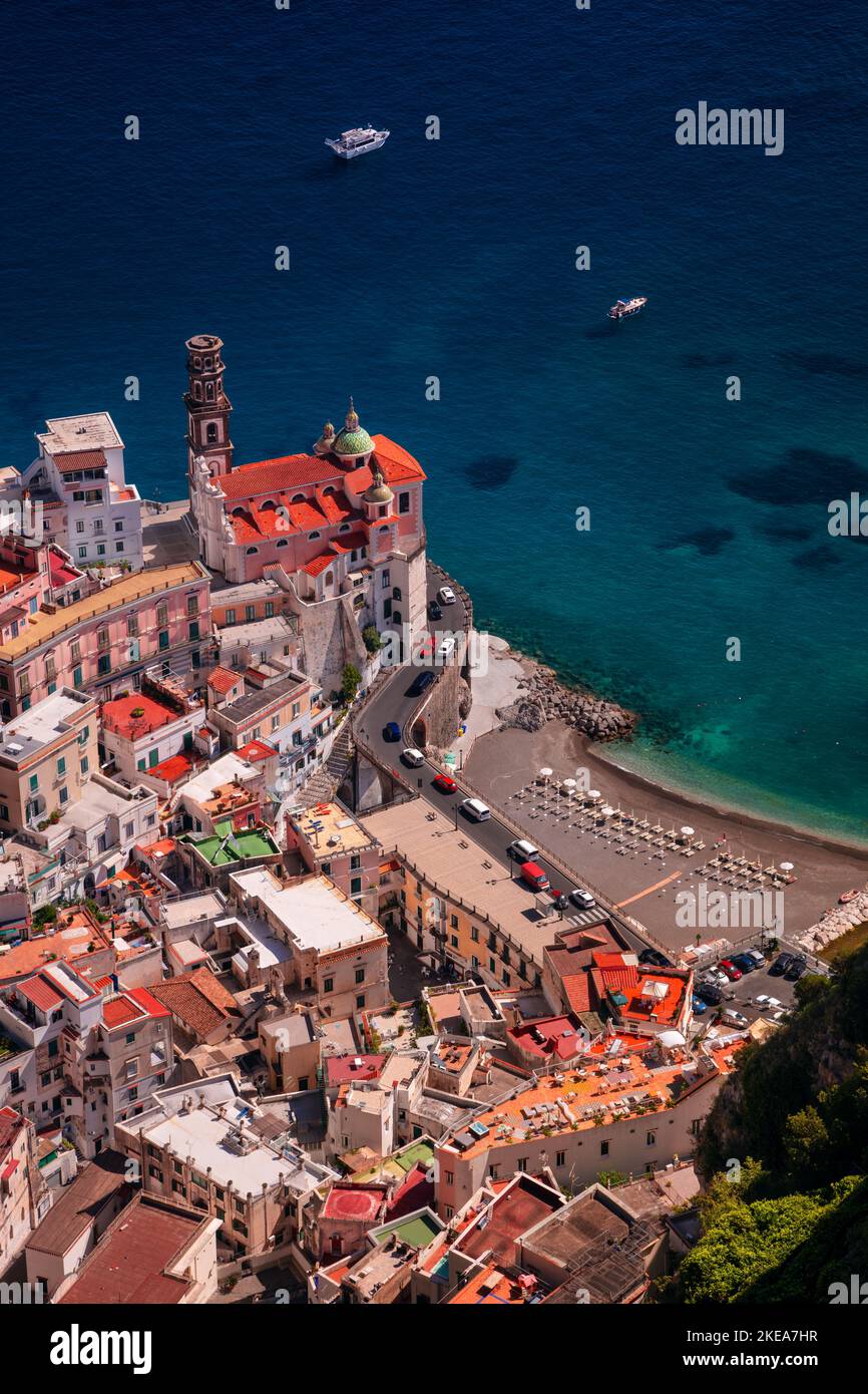 Atrani, Amalfiküste, Italien. Luftbild Stadtbild der berühmten Stadt Atrani an der Amalfiküste, Italien an sonnigen Sommertag. Stockfoto