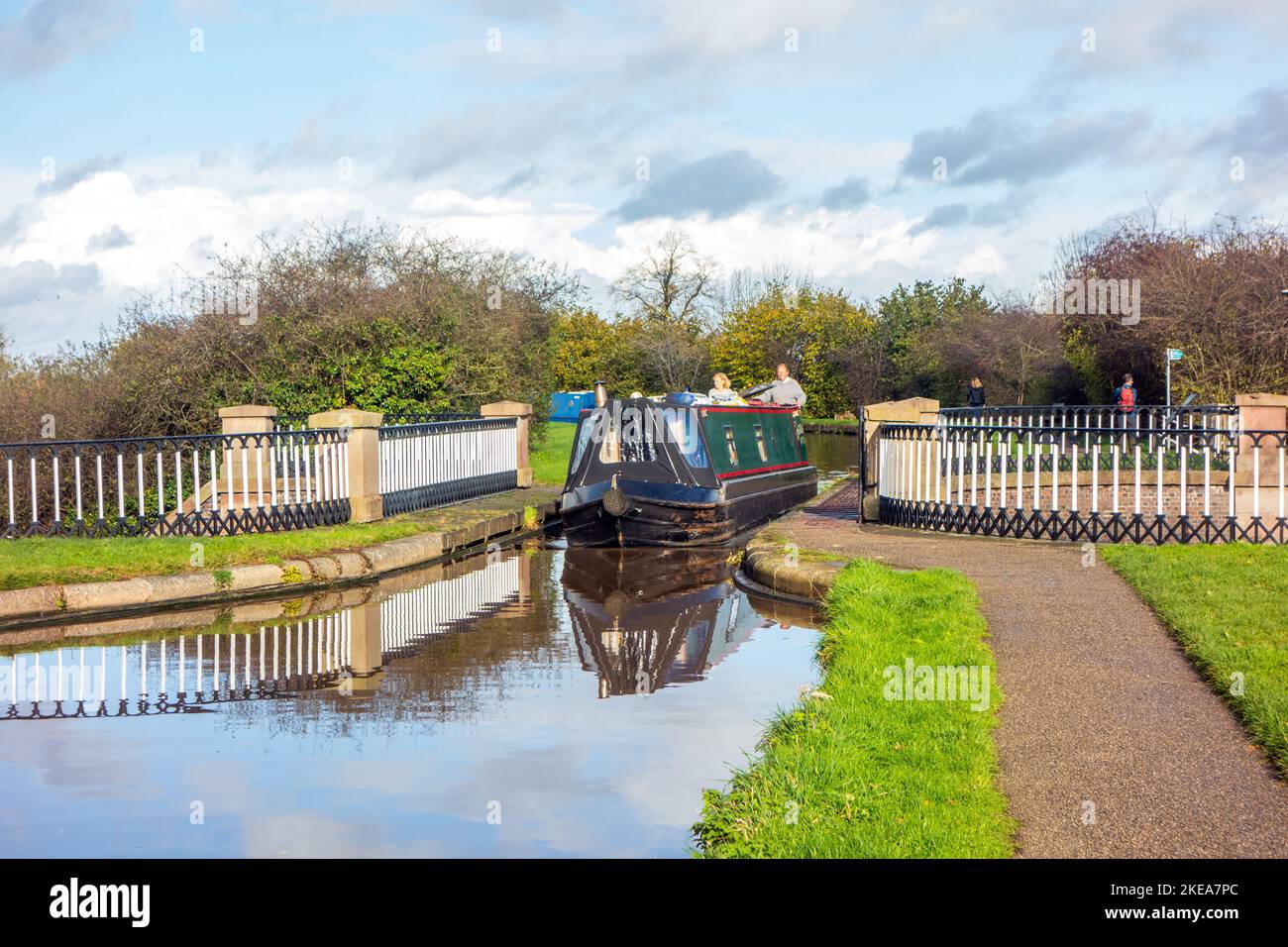 Kanalnarrowboot, das das von Thomas Telford entworfene Nantwich Aqueduct überquert, während Sie den Shropshire Union Canal in Nantwich Cheshire England durchqueren Stockfoto