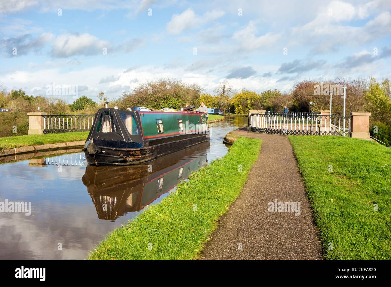 Kanalnarrowboot, das das von Thomas Telford entworfene Nantwich Aqueduct überquert, während Sie den Shropshire Union Canal in Nantwich Cheshire England durchqueren Stockfoto