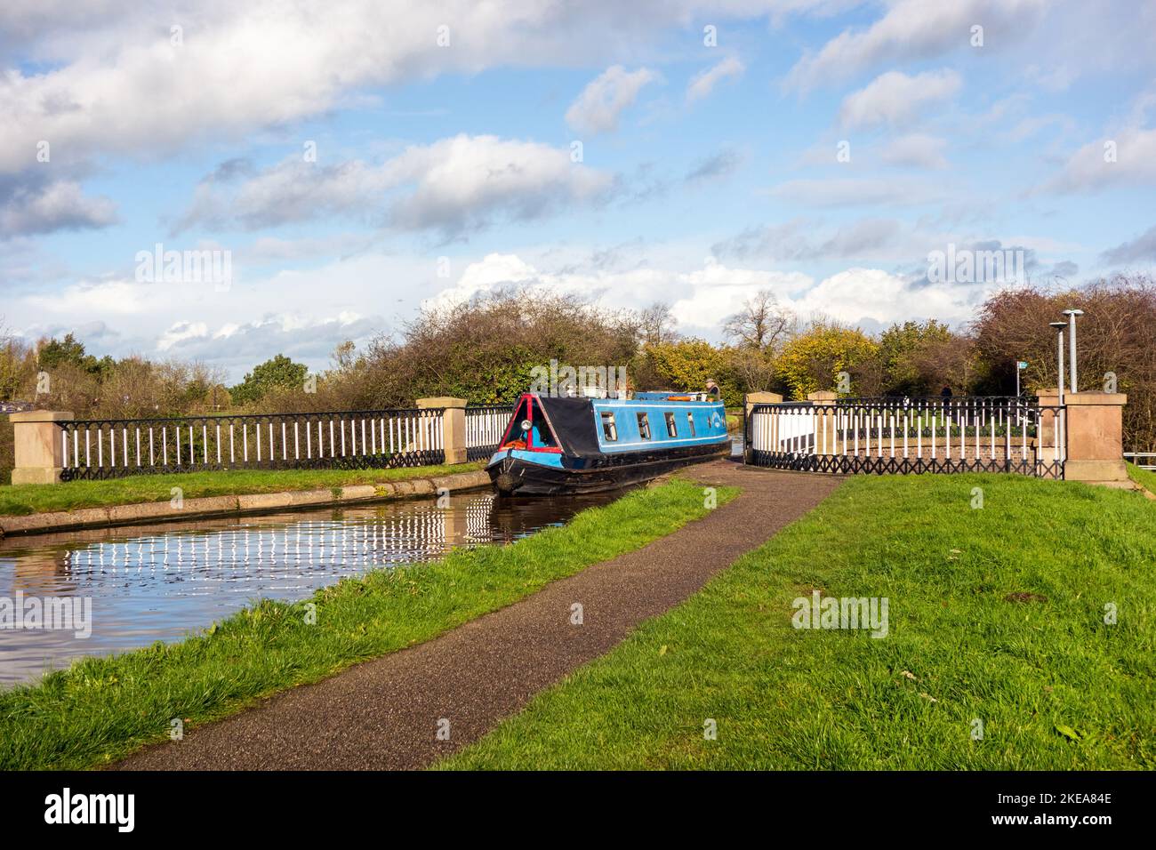Kanalnarrowboot, das das von Thomas Telford entworfene Nantwich Aqueduct überquert, während Sie den Shropshire Union Canal in Nantwich Cheshire England durchqueren Stockfoto