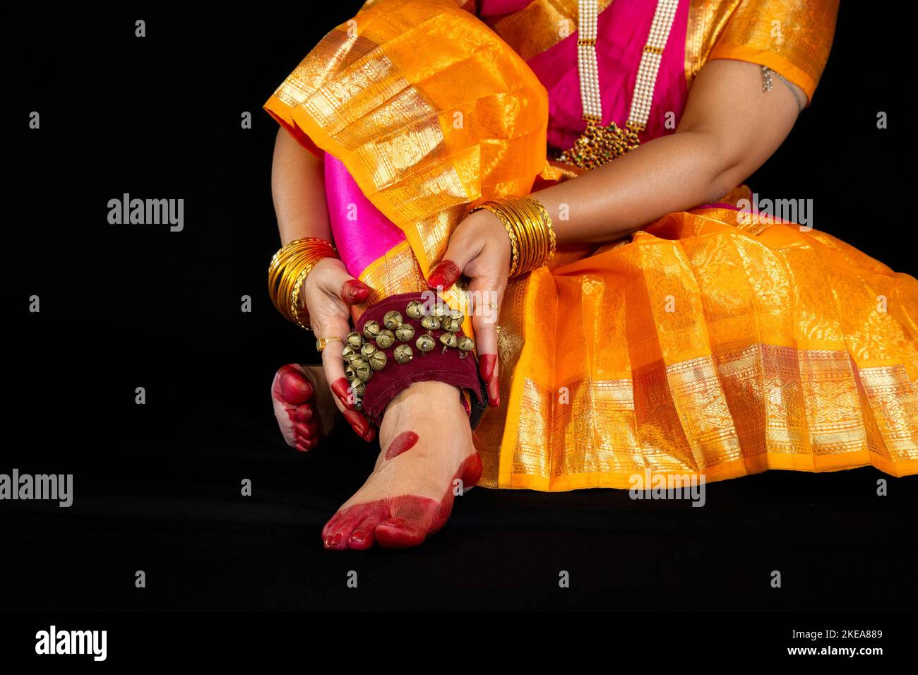 Bharatanatyam Indianer klassische Tänzerfüße aus nächster Nähe in ghungroo mit traditionellem Kostüm Stockfoto