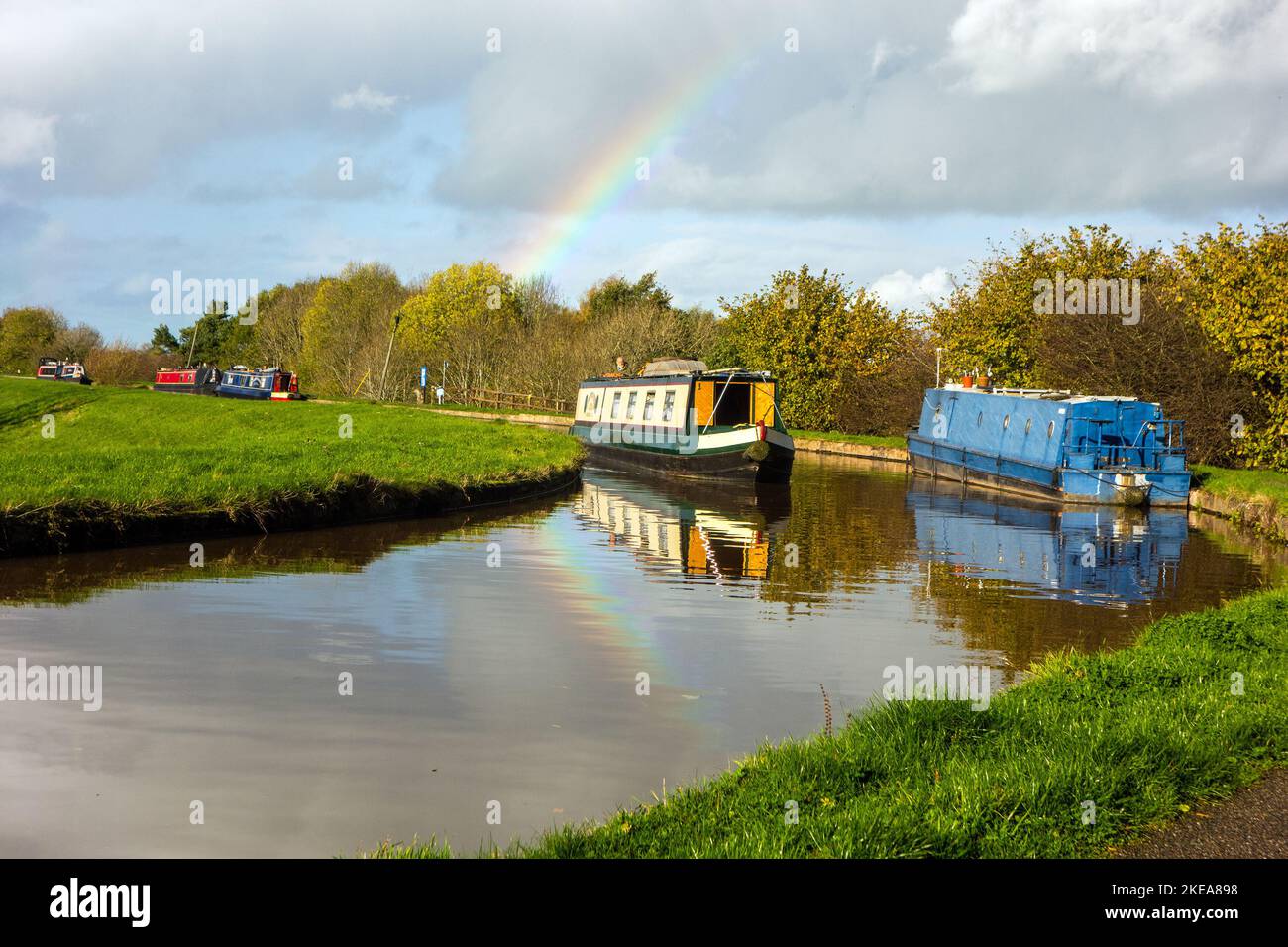 Kanalboot auf dem Shropshire Union Kanal in Nantwich in Chethire England mit Regenbogen über dem Boot Stockfoto