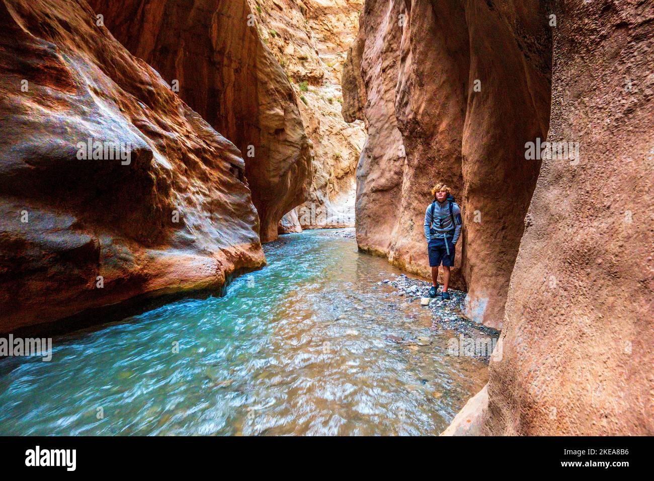 Ein Trekker in der M'Goun-Schlucht im Atlasgebirge von Marokko Stockfoto