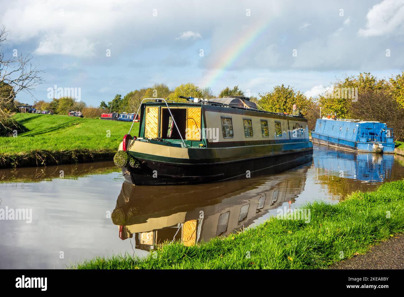 Kanalboot auf dem Shropshire Union Kanal in Nantwich in Chethire England mit Regenbogen über dem Boot Stockfoto