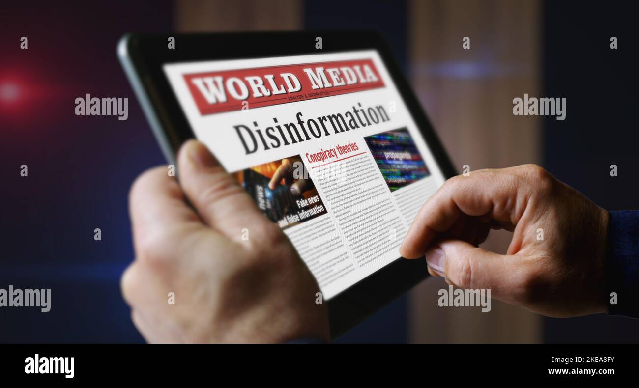 Desinformation Fake News, Manipulation und Propaganda tägliche Zeitung Lesen auf mobilen Tablet-Computer-Bildschirm. Mann Touchscreen mit Schlagzeilen News A Stockfoto