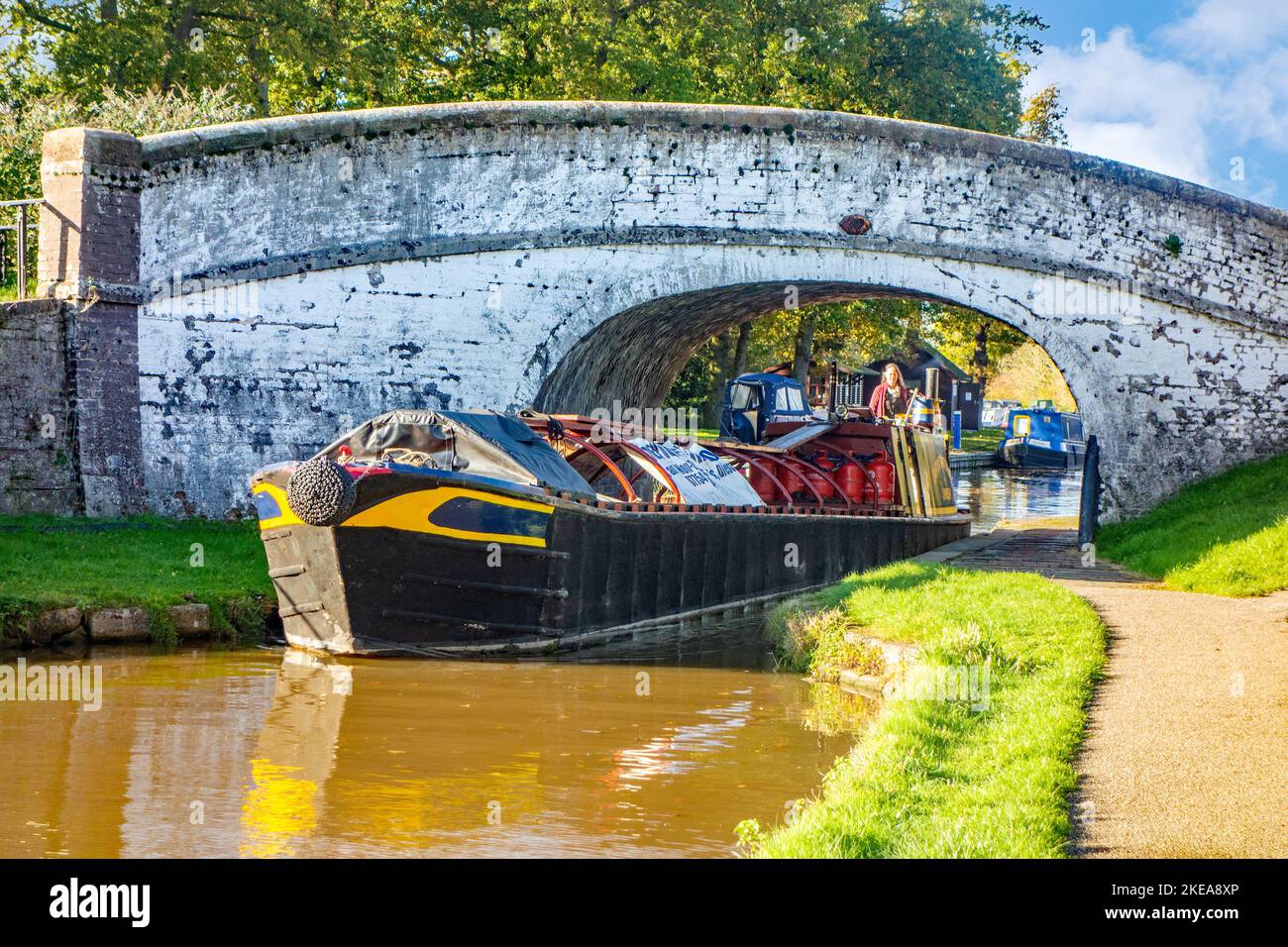 Arbeitskanal-Schmalboot Lindsay, das unter einer Brücke am Shropshire-Gewerkschaftskanal bei Nantwich Chethire England vorbeifährt Stockfoto