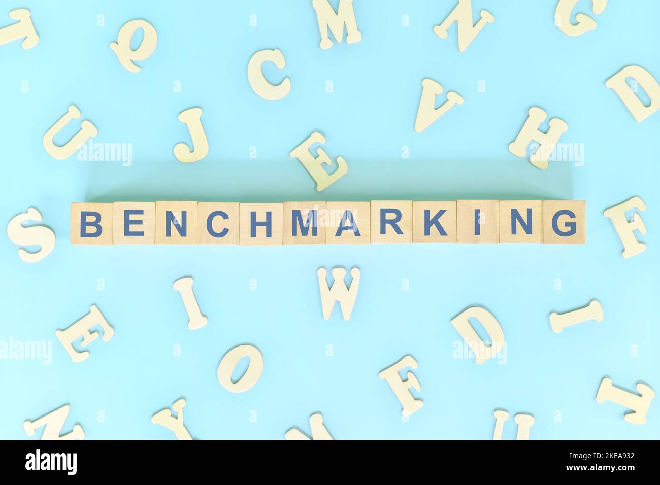 Benchmarking Business Development and Improvement Concept. Worttypografie flach liegend. Stockfoto