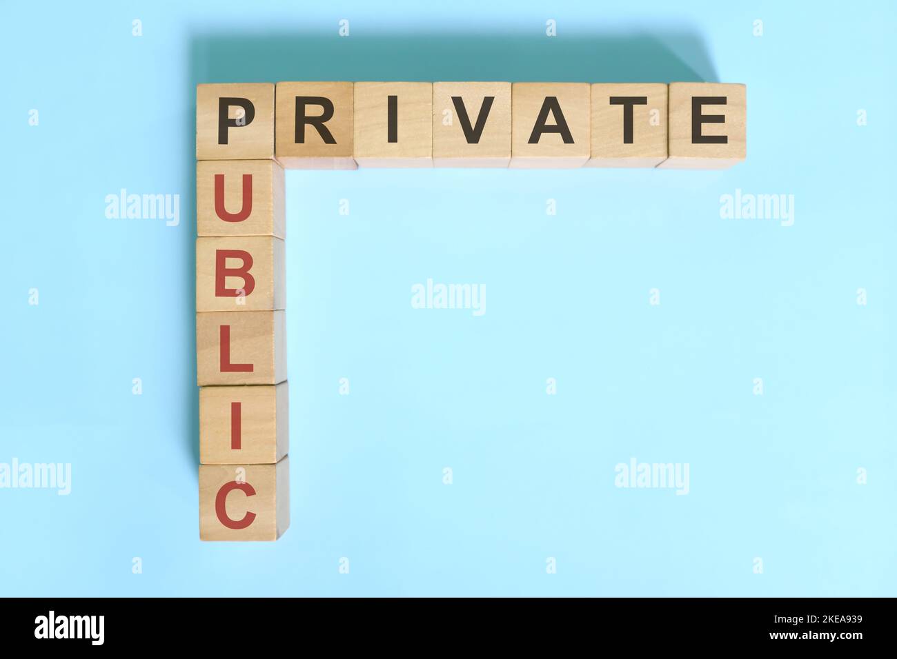 Public Private Partnership oder ppp-Konzept. Holzblöcke Kreuzworträtsel flach legen. Stockfoto