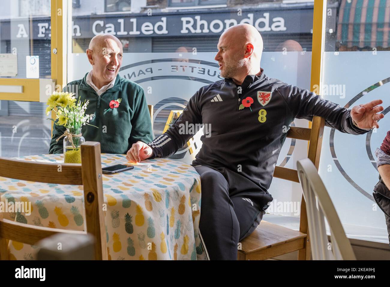 RHONDDA, WALES - 09. NOVEMBER 2022: Wales’ Cheftrainer Robert Page und sein Vater treffen sich zum Frühstück in Kosy Kitchen in Ton Pentre vor dem Cymr Stockfoto