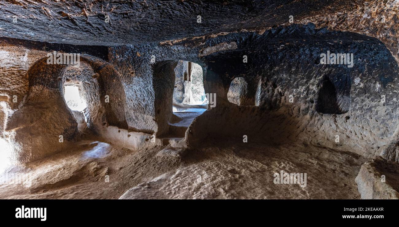 Das Innere eines alten Hauses, das in den Felsen in Zelve gehauen wurde. Türkei Stockfoto