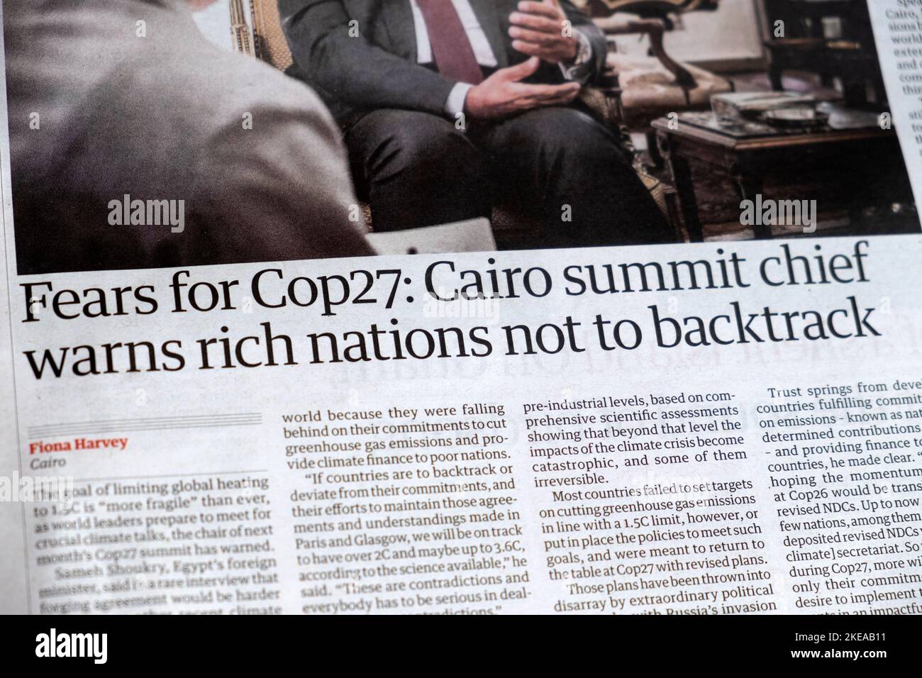 „Ängste um Cop27:der Gipfelchef von Kairo warnt die reichen Nationen davor, einen Rückzieher zu machen“, titelt die Zeitung Guardian den Artikel zur Klimakrise im Oktober 2022 London Großbritannien Stockfoto