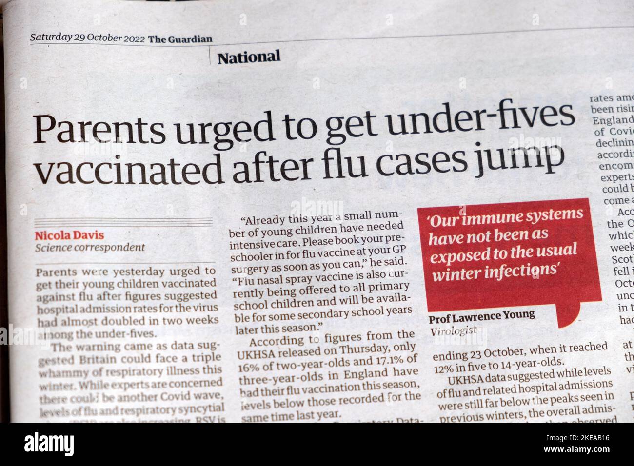 „Eltern werden aufgefordert, sich nach einem Sprung in die Grippefälle unter fünf Jahren impfen zu lassen“, titelt die Zeitung Guardian Artikel über Impfungen für Kinder vom 29. Oktober 2022 London, Großbritannien Stockfoto