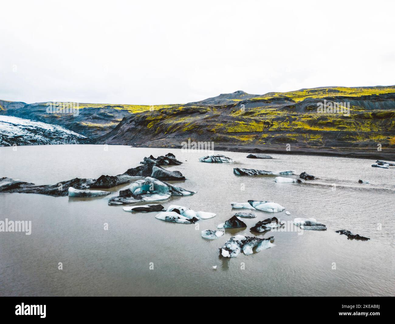 Gletscher schmelzen in der Lagune voller Eisberge - Island Stockfoto
