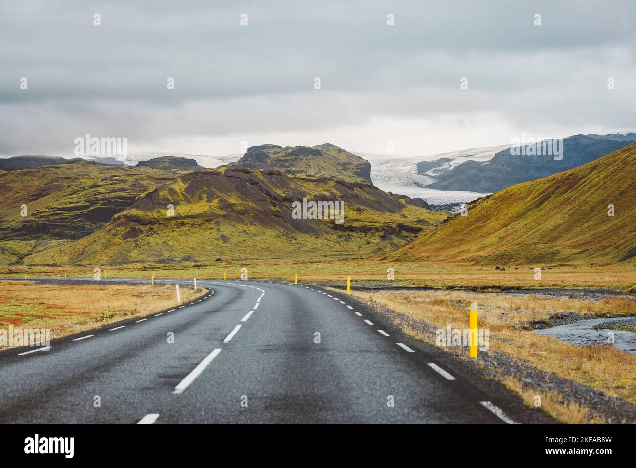 Leere Straße in Island durch vulkanische Landschaft zum Gletscher Stockfoto