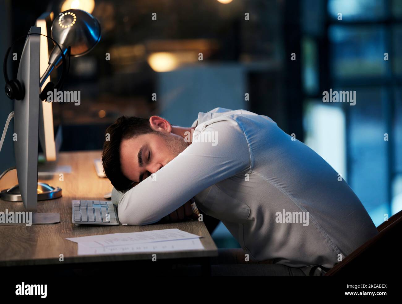 Mann, Burnout und Schlaf im Callcenter-Büro, überarbeitet von der Arbeit bei crm-Compliance-Consulting-Unternehmen. Geschäftsmann, Schlaf und psychische Gesundheit Stockfoto