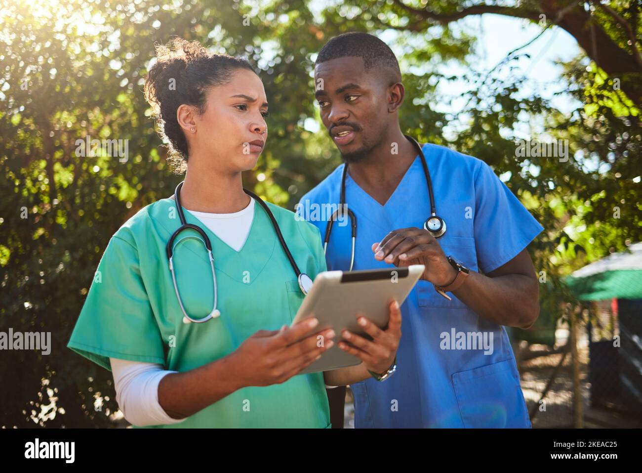 Arzt, Team und Tablette in Gesundheitsdiskussion für ärztliche Verschreibung, Konsultation oder Eingriff in einem Park. Ärzte oder Tierärzte in Stockfoto
