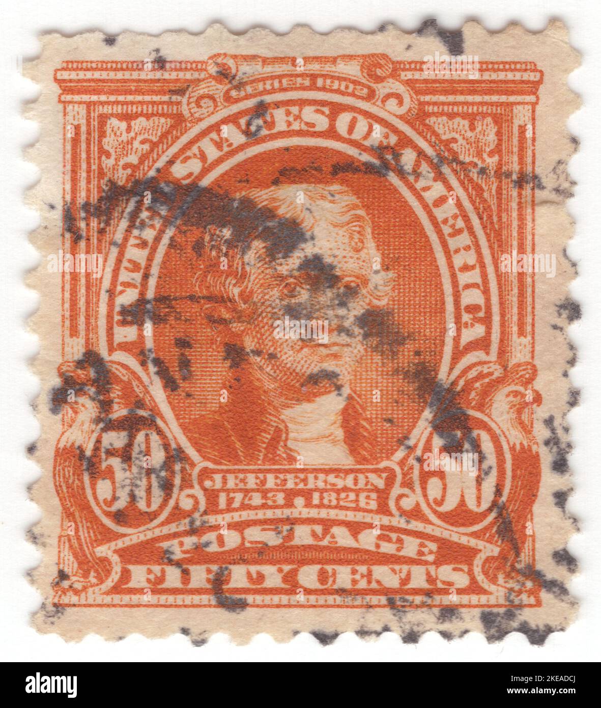 USA - 1903: Eine orangefarbene Briefmarke mit 50 Cent, die das Porträt von Thomas Jefferson, einem amerikanischen Staatsmann, Diplomaten, Anwalt, Architekten, Philosoph und Gründungsvater, der von 1801 bis 1809 als dritter Präsident der Vereinigten Staaten diente. Zuvor war er der zweite Vizepräsident unter John Adams und der erste US-Außenminister unter George Washington. Der Hauptautor der Unabhängigkeitserklärung, Jefferson, war ein Befürworter der Demokratie, des Republikanismus und der individuellen Rechte und motivierte amerikanische Kolonisten, aus dem Königreich Großbritannien auszubrechen Stockfoto