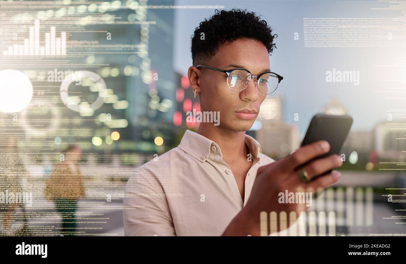 Telefon, Stadt und Daten mit einem schwarzen Mann aus dem Unternehmen, der sein Handy nutzt, um Informationen in der digitalen Welt zu verwalten. Finanzen, Software und Programmierung mit einem Stockfoto