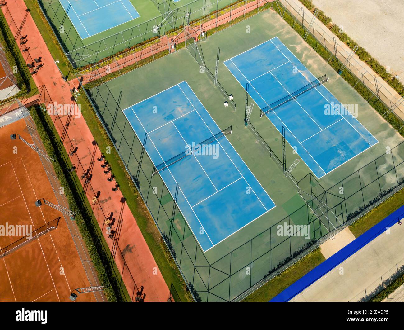 Luftaufnahme des leeren blauen Harttennisplatzes an einem sonnigen Tag Stockfoto