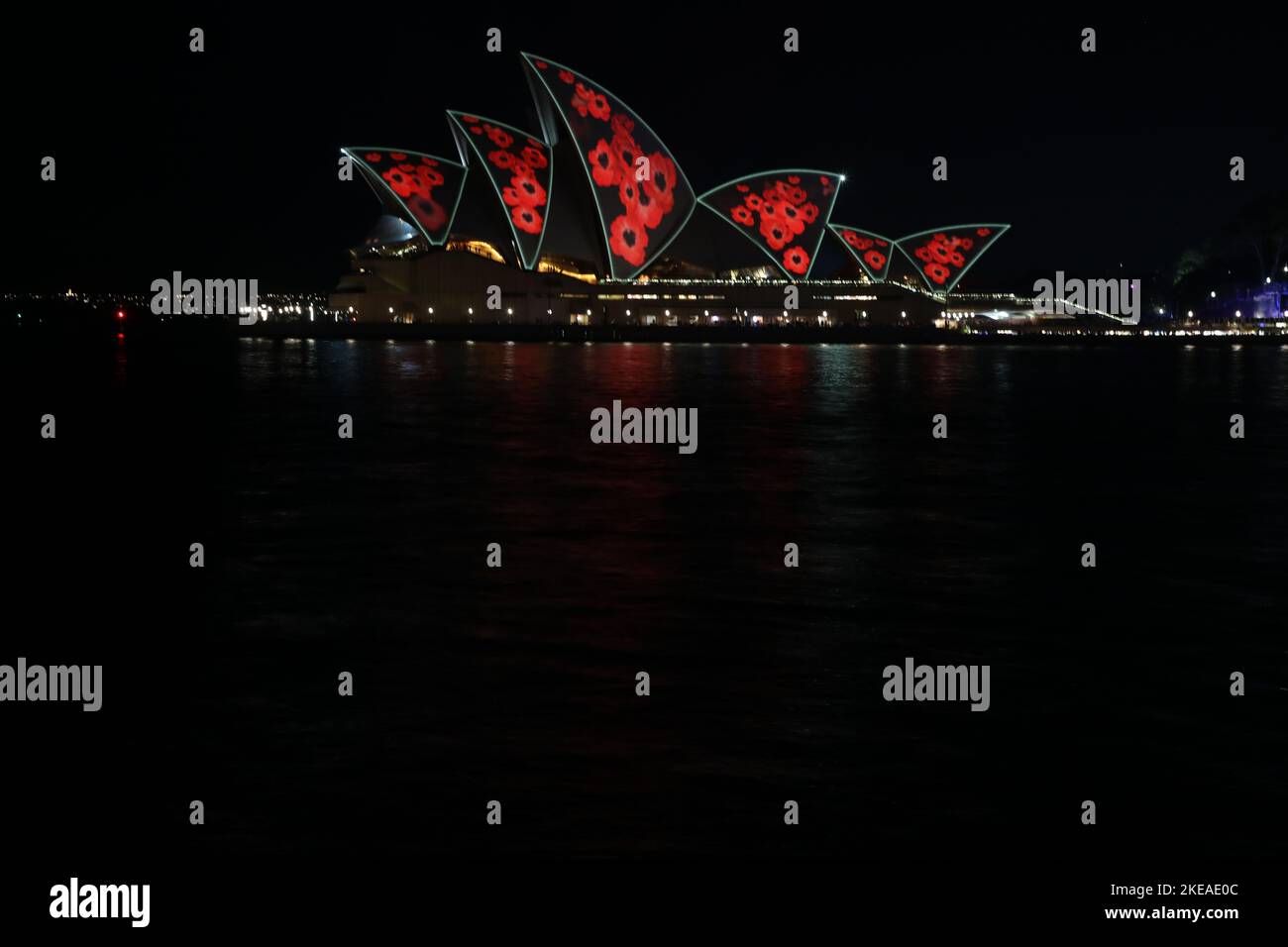 Sydney, Australien. 11. November 2022. Die Segel des Opernhauses von Sydney wurden am Remembrance Day sowohl in der Morgendämmerung als auch in der Abenddämmerung erneut mit Mohnblumen beleuchtet, um an den Dienst und die Opfer australischer Veteranen und des derzeitigen Bediensteten zu erinnern. Die Projektionen werden am Freitag, den 11. November um etwa 5am Uhr bis zum Sonnenaufgang beginnen und dann um 8pm Uhr um 11pm Uhr enden. Abgebildet um 9pm. Kredit: Richard Milnes/Alamy Live Nachrichten Stockfoto