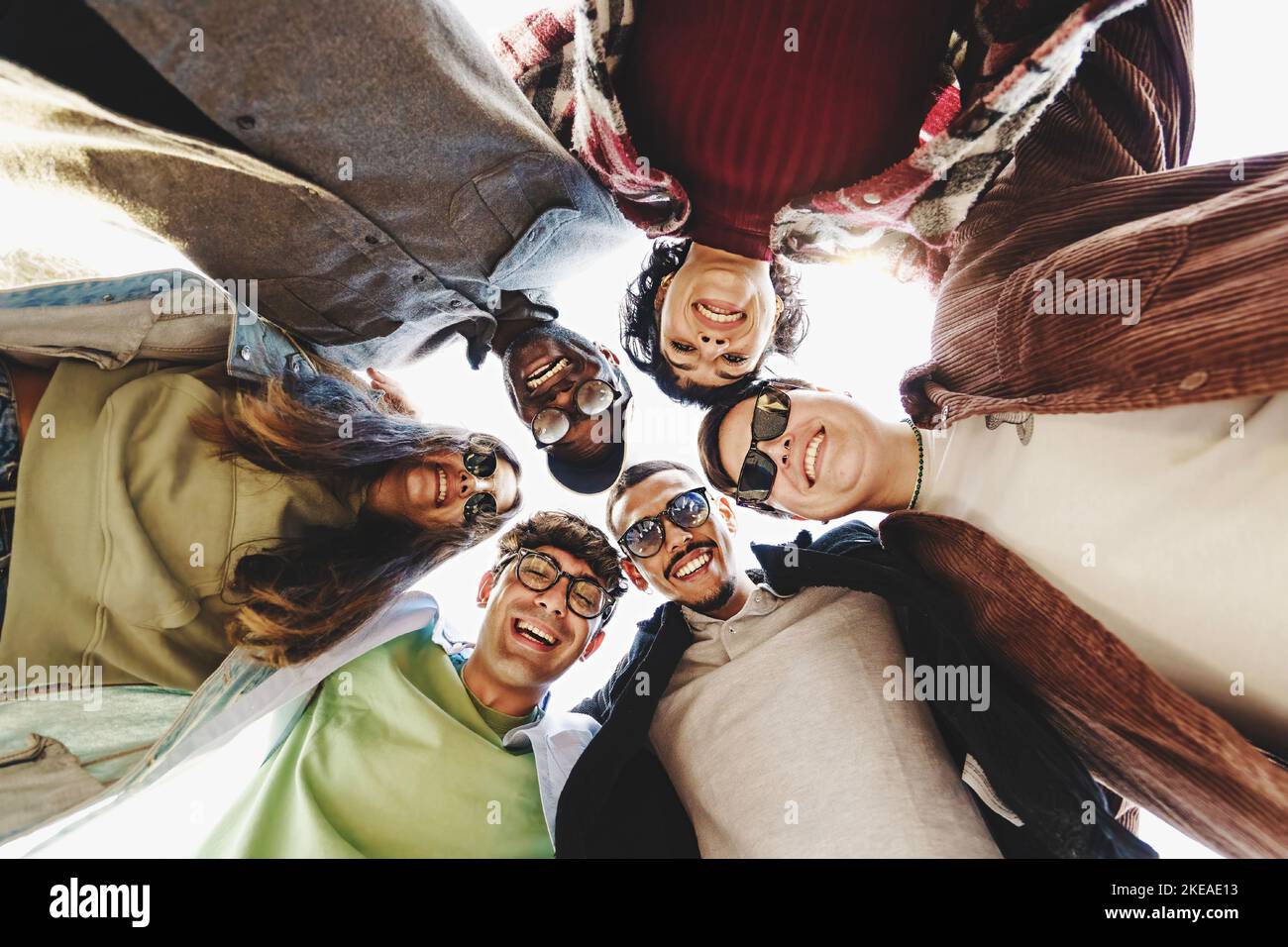 Multiethnische Gruppe junger Freunde, die sich im Kreis mit den Köpfen treffen und die Kamera beobachten - internationales Jugendkulturkonzept mit verschiedenen Menschen enj Stockfoto