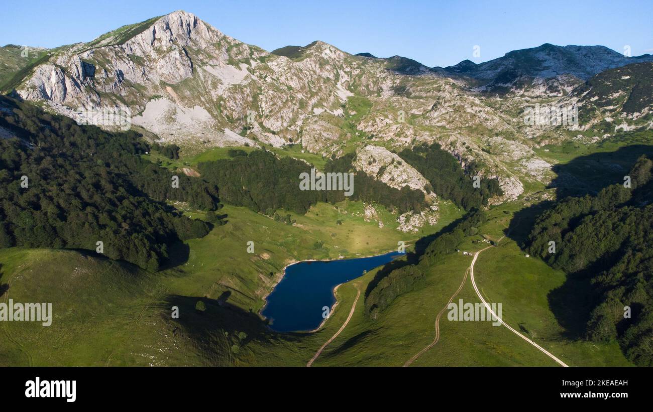 Luftdrohnenansicht des Orlovacko Sees in den Zelengora Bergen im Sutjeska Nationalpark. See umgeben von Bergen. Wandern Leben und Reisen. Stockfoto