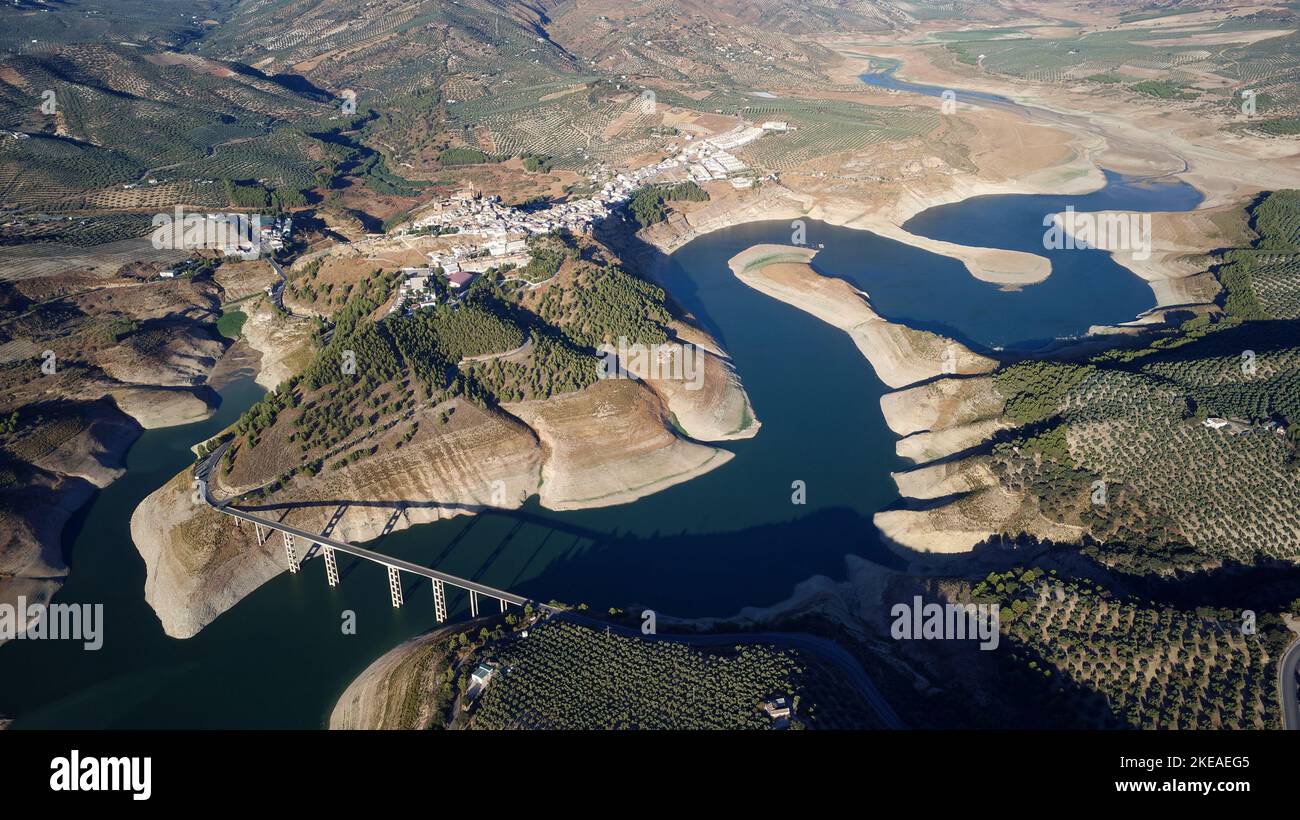 Luftdrohnenaufnahme der weißen Dörfer von Iznajar in Andalusien in Spanien. Touristisches Ziel. Urlaub und Urlaub. Trockenzeit. Stockfoto