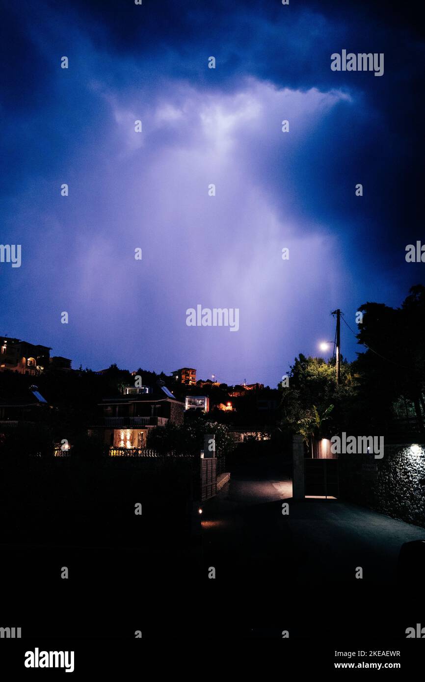 Blechbeleuchtung, die den Himmel violett über Griechenland beleuchtet Stockfoto