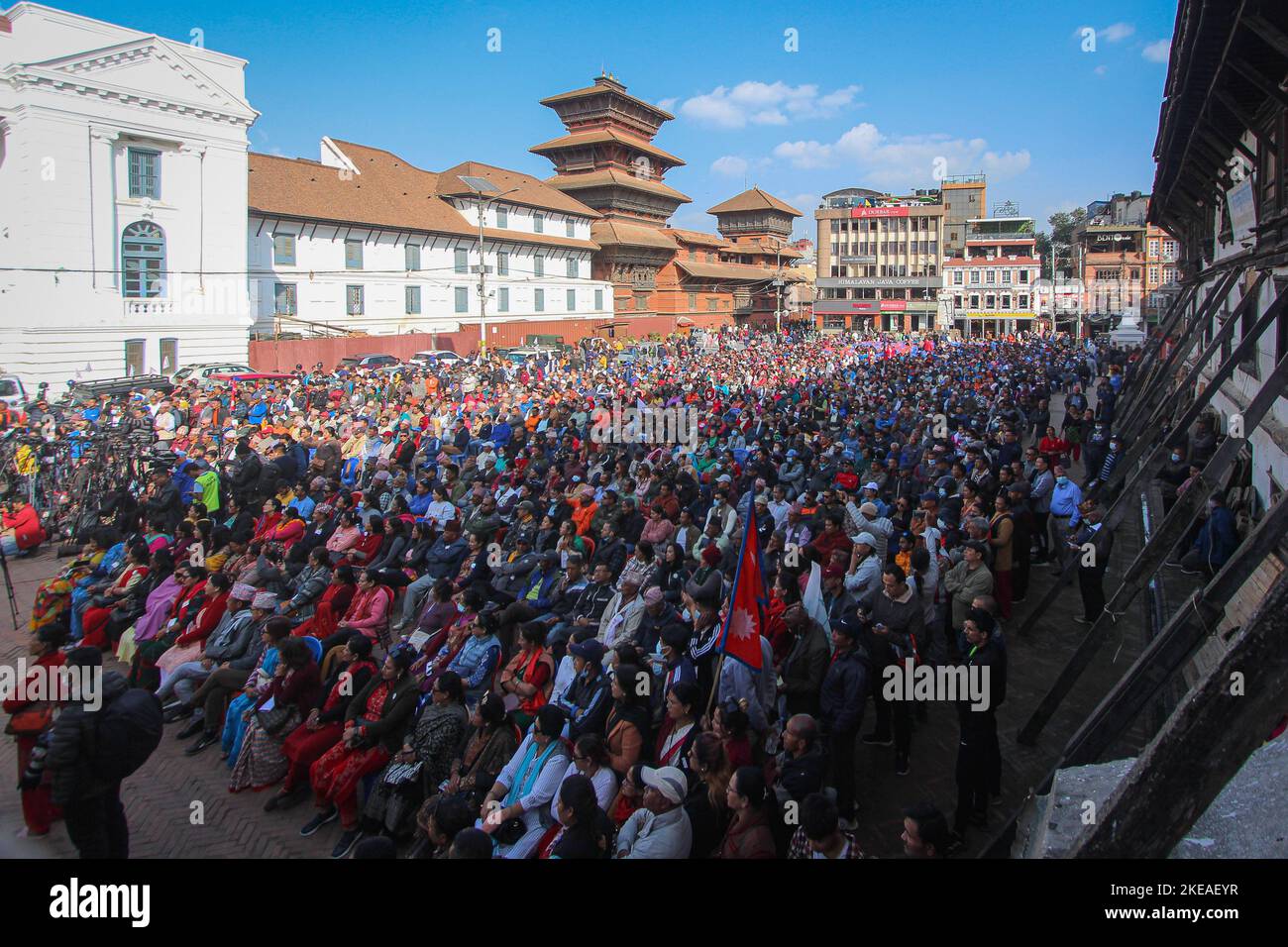 Nepal. 11.. November 2022. Auf dem Basantapur Durbar-Platz, einem UNESCO-Weltkulturerbe, wimmt es bei einer Hauptversammlung einer politischen Partei zur Wahl der Mitglieder des Repräsentantenhauses und der Provinzversammlungen am 20. November. (Bild: © Amit Machamasi/ZUMA Press Wire) Stockfoto