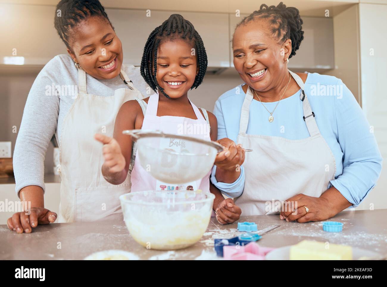 Glückliche Familie, Kind und Kochen in der Küche zusammen für die Bindung oder Lernentwicklung Aktivität. Schwarze Familie, Großmutter und Mutter, die Kind unterrichtet Stockfoto